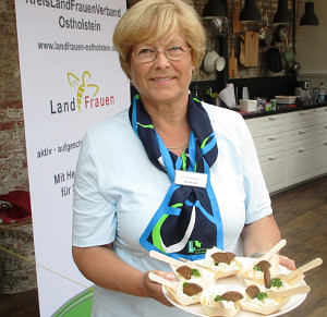 Monika Ebel verteilte die Kostproben vom Lauch-Mandarinen-Frischkäseaufstrich